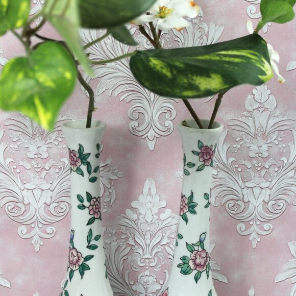 Vintage Macau Porcelain Bud Vases: 2 Hand-Painted Floral Chinoiserie - Picture 6 of 8